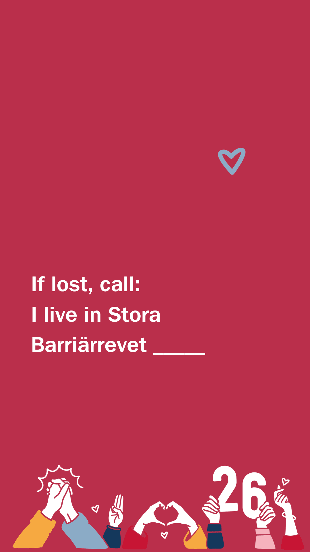 Röd bakgrund med texten: "If lost, call: I live in Stora Barriärrevet _____". Ett blått hjärta syns ovanför texten. Längst ner finns illustrationer av händer som bildar olika symboler, inklusive ett hjärta, en segergest och en knuten näve. Siffran "26" är också synlig.